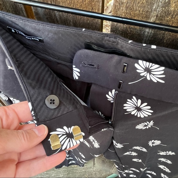 Talbots Black & White Daisy Print Hampshire Ankle Pants Sz 8 - Picture 6 of 15